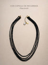 Collar multivuelta negro con detalles dorados y cápsula de recuerdos opcional Bravata