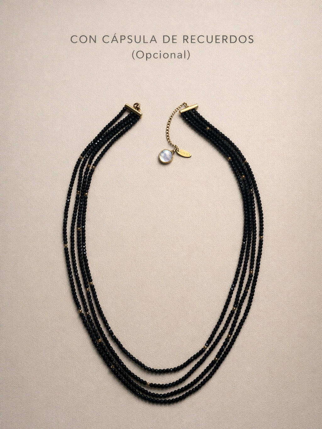 Collar multivuelta negro con detalles dorados y cápsula de recuerdos opcional Bravata
