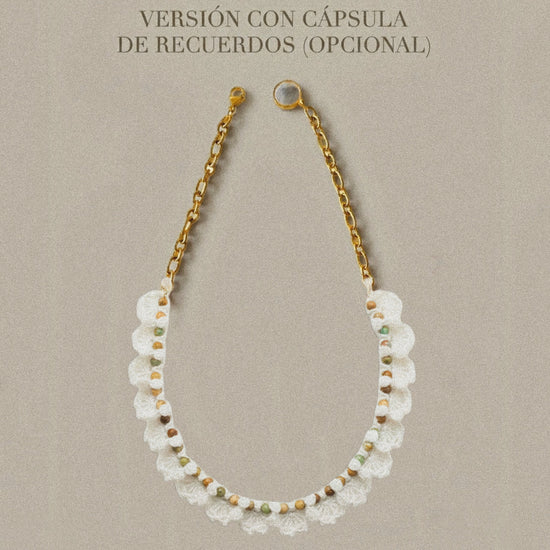 Collar de nácar blanco Bravata con cápsula de recuerdos opcional en el cierre