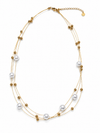 Collar Naia de tres hilos dorados con perlas blancas y pequeñas cuentas doradas de BRAVATA.