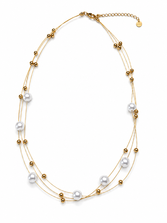 Collar Naia de tres hilos dorados con perlas blancas y pequeñas cuentas doradas de BRAVATA.