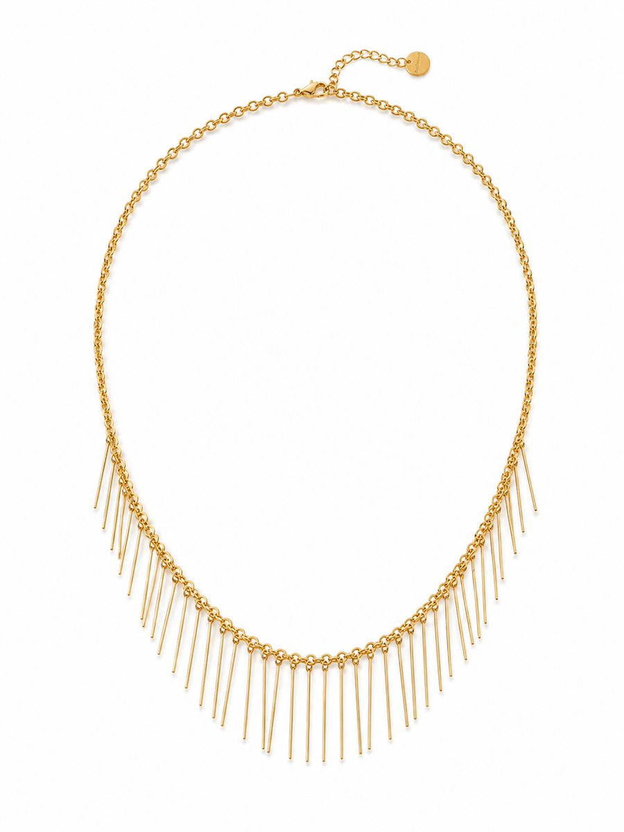 Collar Naira dorado con cadena fina y flecos colgantes de BRAVATA.
