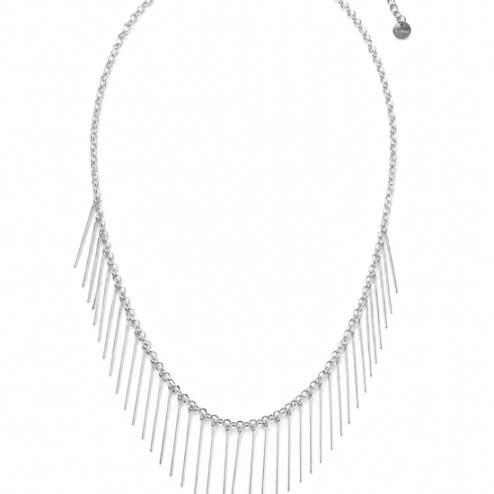Collar Naira plateado con cadena fina y flecos metálicos colgantes de BRAVATA.