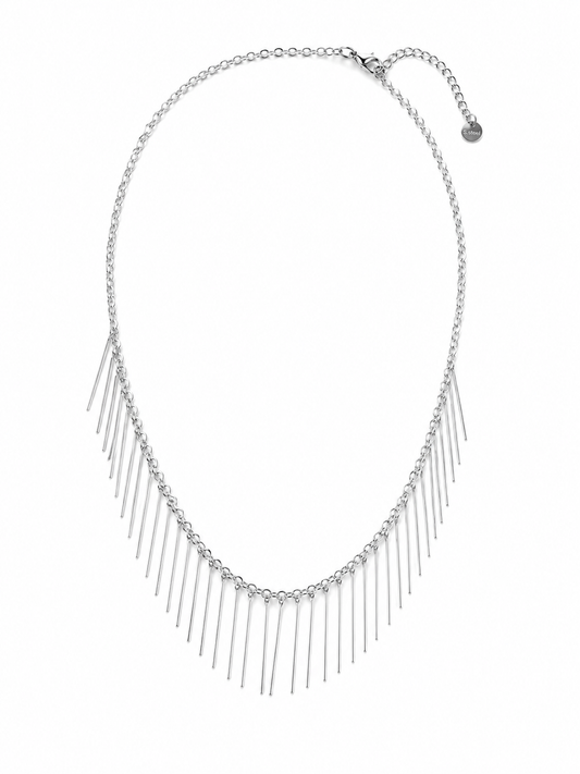 Collar Naira plateado con cadena fina y flecos metálicos colgantes de BRAVATA.