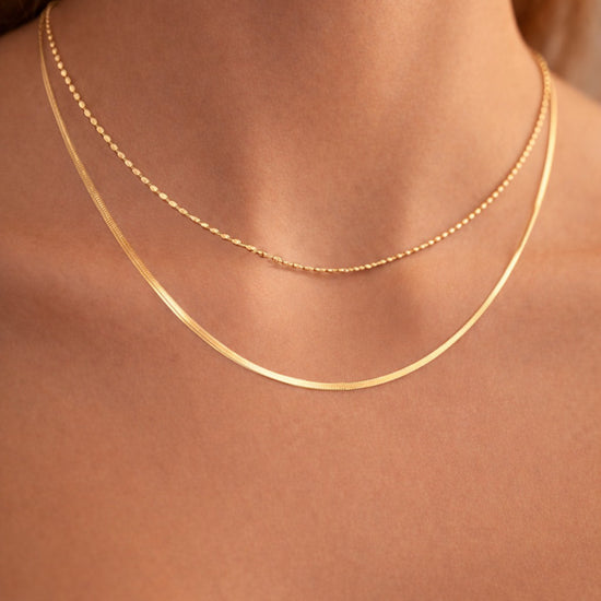 Collar Neblia dorado de doble cadena fina estilo minimalista elegante para mujer Bravata