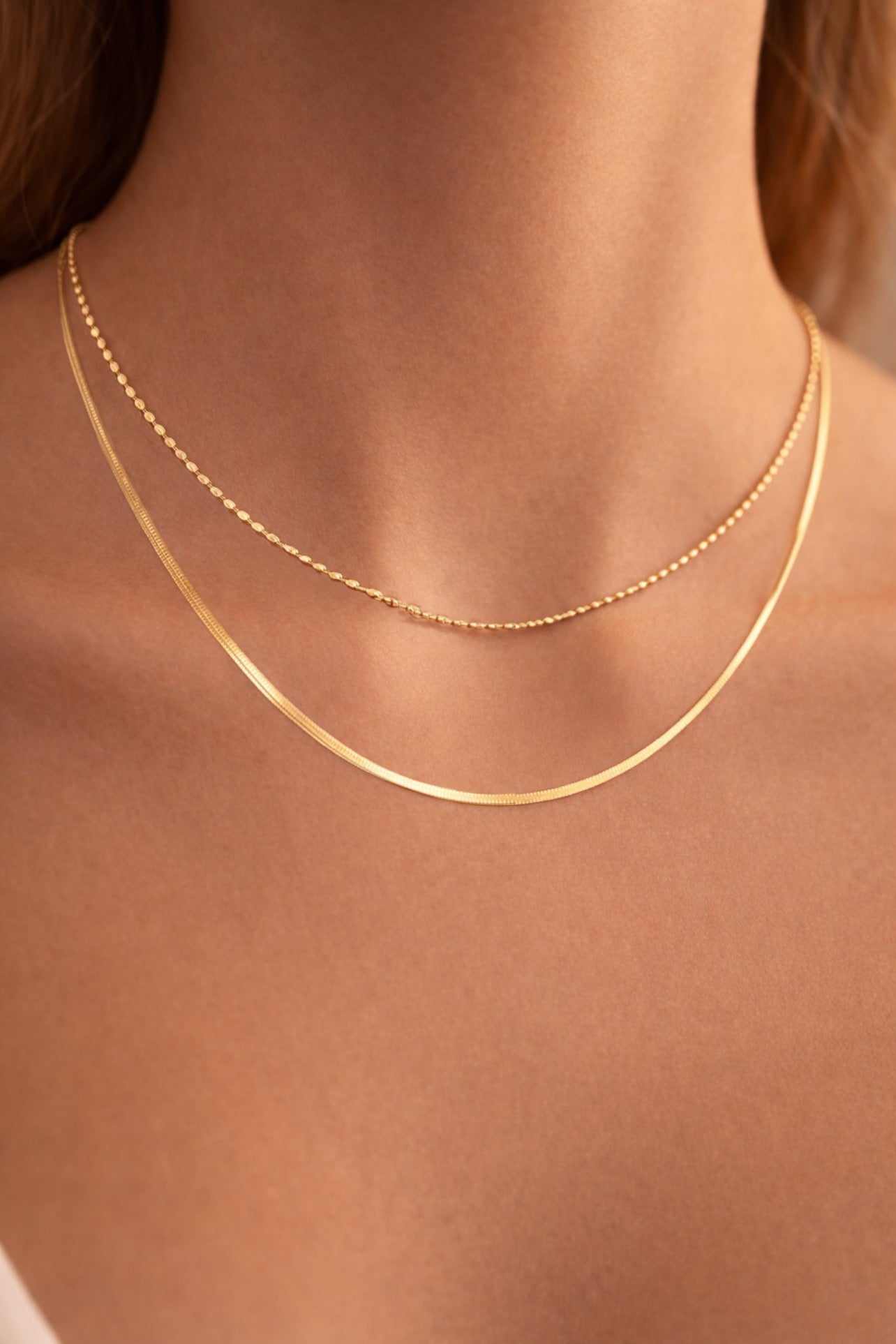 Collar Neblia dorado de doble cadena fina estilo minimalista elegante para mujer Bravata