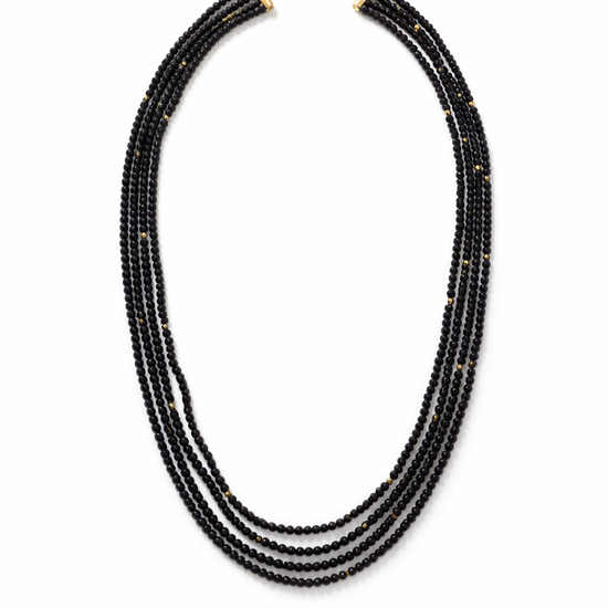 Collar negro de múltiples vueltas con cuentas finas y detalles dorados