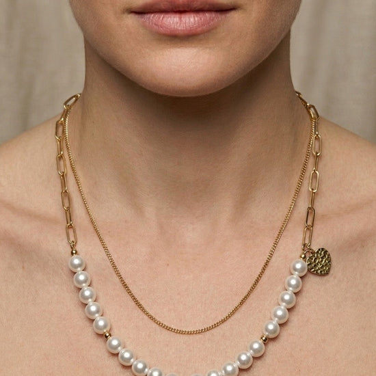 Collar de perlas con cadena dorada doble puesto en mujer estilo elegante y sofisticado Bravata