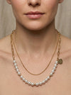 Collar de perlas con cadena dorada doble puesto en mujer estilo elegante y sofisticado Bravata