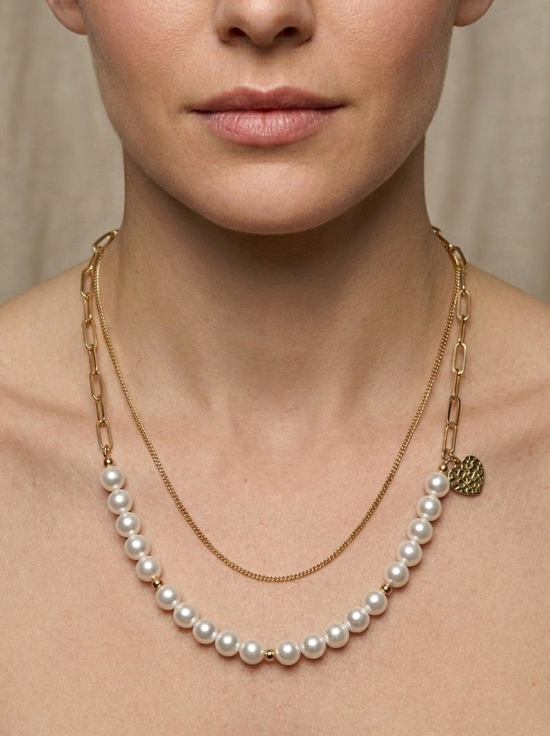 Collar de perlas con cadena dorada doble puesto en mujer estilo elegante y sofisticado Bravata