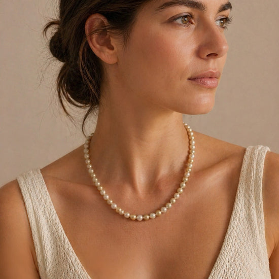 Collar de perlas clásico para mujer puesto en cuello estilo elegante y atemporal Bravata