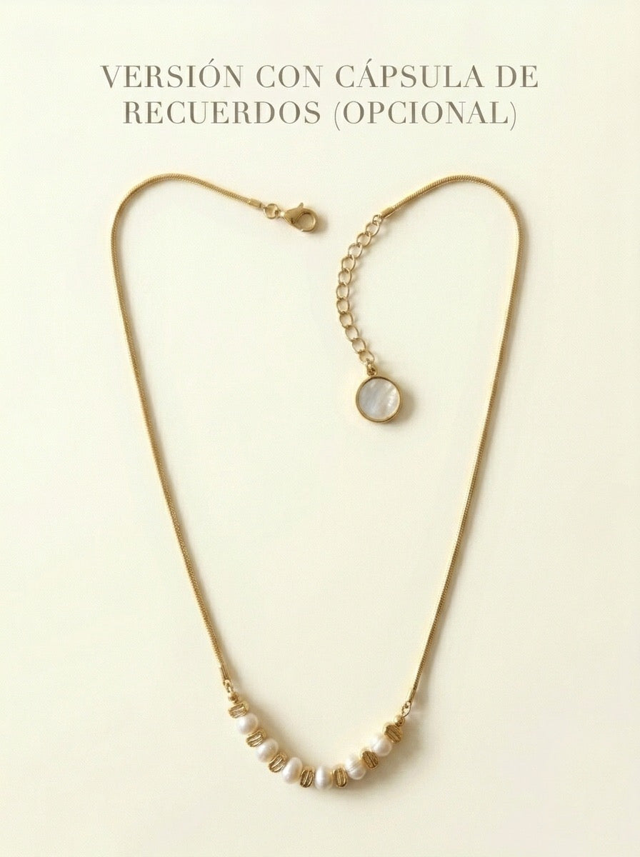 Collar dorado con perlas y opción de cápsula de recuerdos Bravata
