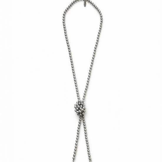 Collar largo de perlas con diseño en forma de lazo y terminaciones en lágrima elegante Bravata