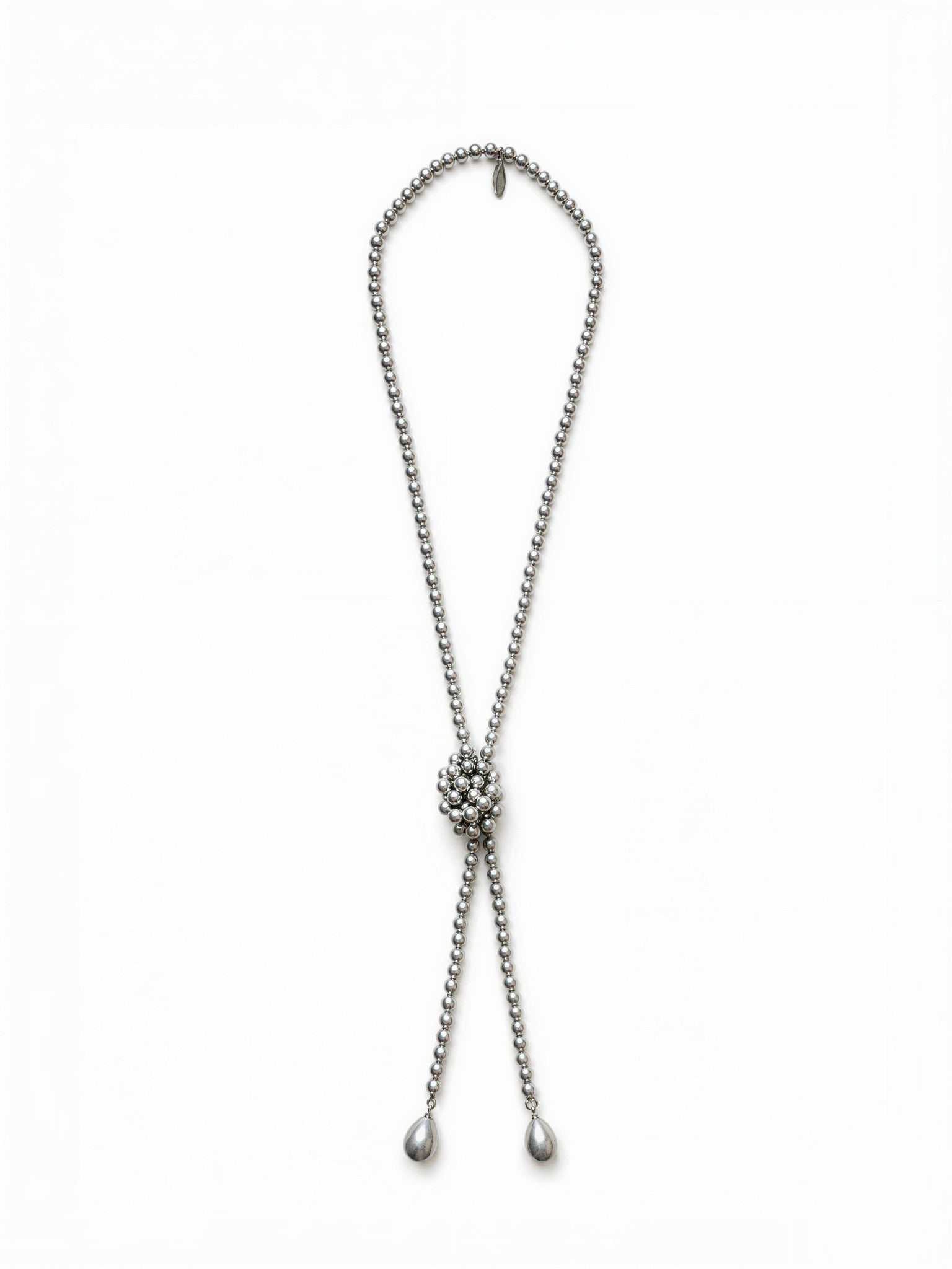 Collar largo de perlas con diseño en forma de lazo y terminaciones en lágrima elegante Bravata
