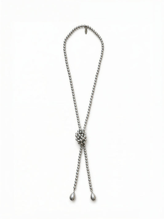 Collar largo de perlas con diseño en forma de lazo y terminaciones en lágrima elegante Bravata