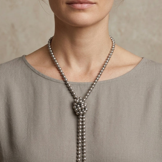 Collar largo de perlas con caída tipo lazo y detalles en forma de lágrima puesto en mujer estilo elegante Bravata