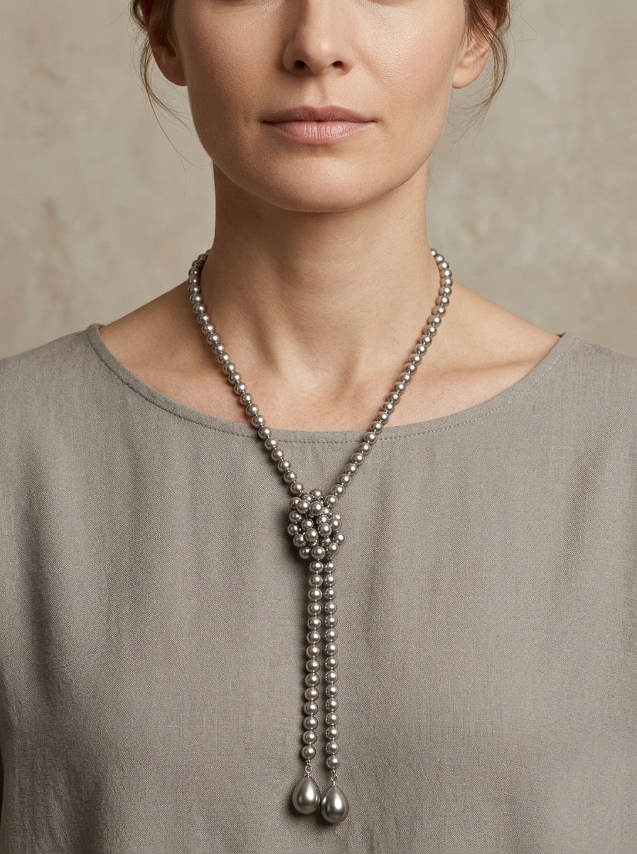 Collar largo de perlas con caída tipo lazo y detalles en forma de lágrima puesto en mujer estilo elegante Bravata