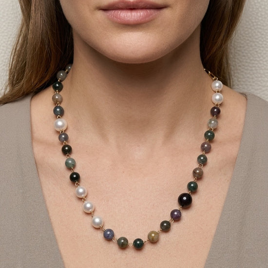 Collar de perlas y piedras naturales puesto en mujer estilo elegante y sofisticado Bravata