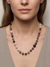 Collar de perlas y piedras naturales puesto en mujer estilo elegante y sofisticado Bravata