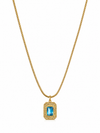 Collar dorado para mujer con colgante rectangular y piedra azul brillante de BRAVATA
