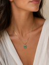 Mujer llevando collar dorado con piedra azul rectangular de BRAVATA