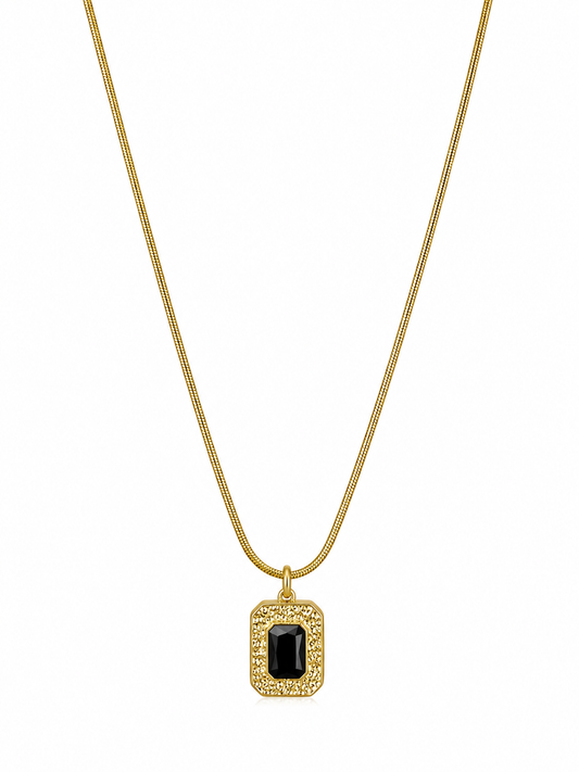 Collar dorado para mujer con colgante rectangular y piedra negra de BRAVATA