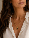 Mujer llevando collar dorado con piedra negra rectangular de BRAVATA