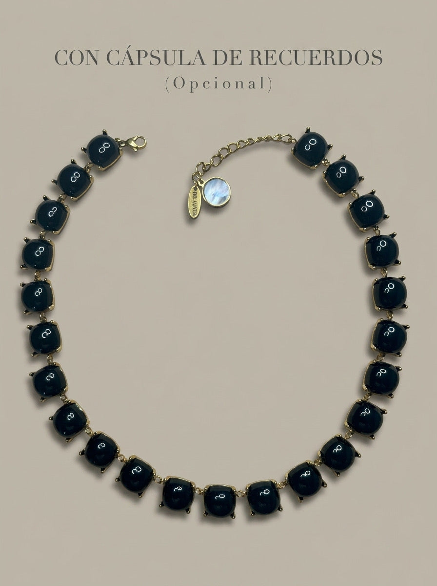 Collar dorado con piedras negras y cápsula de recuerdos opcional Bravata