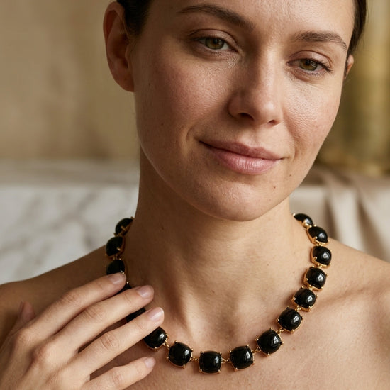 Collar dorado con piedras negras elegantes estilo clásico Bravata