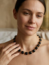 Collar dorado con piedras negras elegantes estilo clásico Bravata