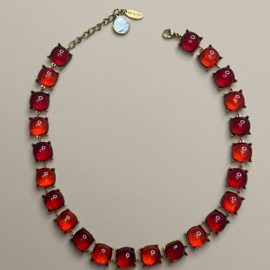 Collar dorado con piedras rojas y cápsula de recuerdos opcional Bravata