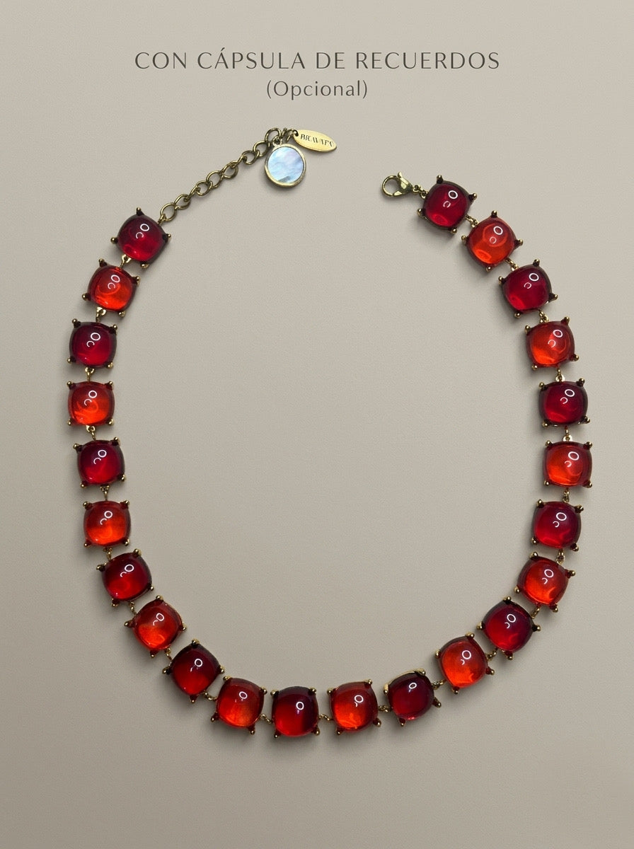 Collar dorado con piedras rojas y cápsula de recuerdos opcional Bravata