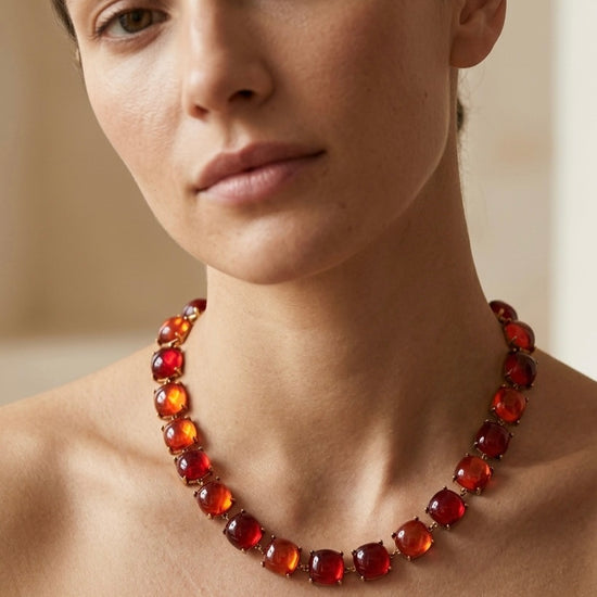 Collar dorado con piedras rojas elegantes estilo sofisticado Bravata