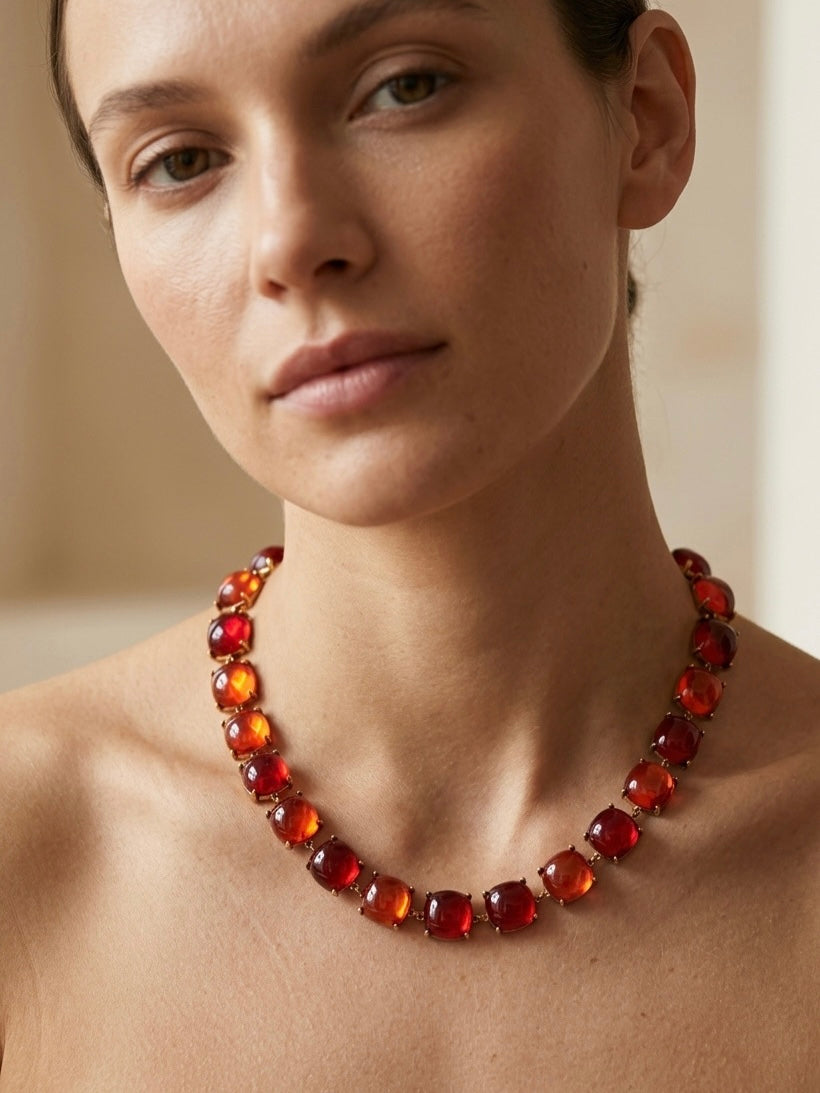 Collar dorado con piedras rojas elegantes estilo sofisticado Bravata