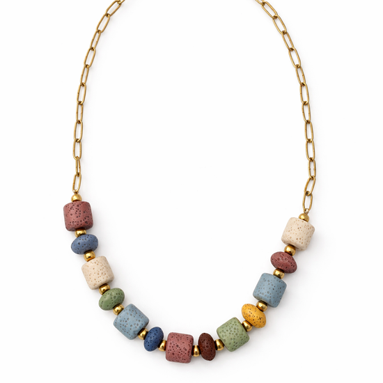 Collar de mujer con piedras volcánicas de colores y cadena dorada diseño moderno y elegante