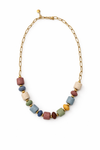 Collar de mujer con piedras volcánicas de colores y cadena dorada diseño moderno y elegante