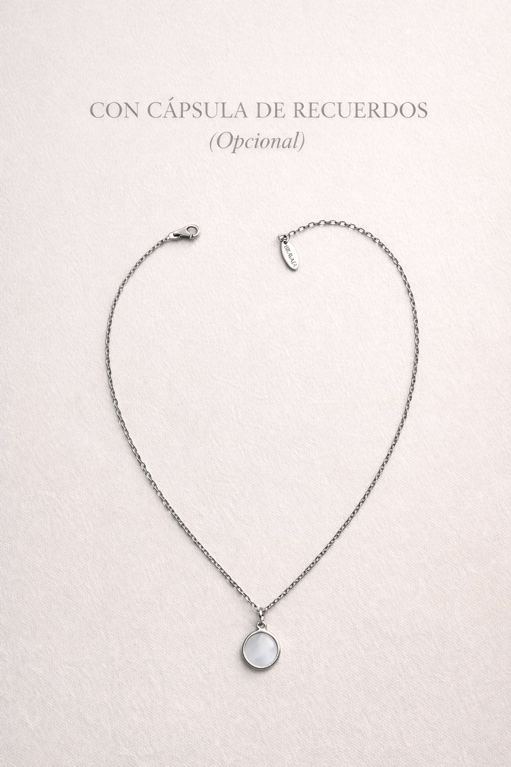 Collar de plata con cápsula de recuerdos Bravata con colgante personalizable
