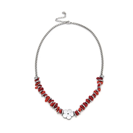 Collar de mujer en plata con cuentas rojas y detalle de flor diseño elegante y moderno