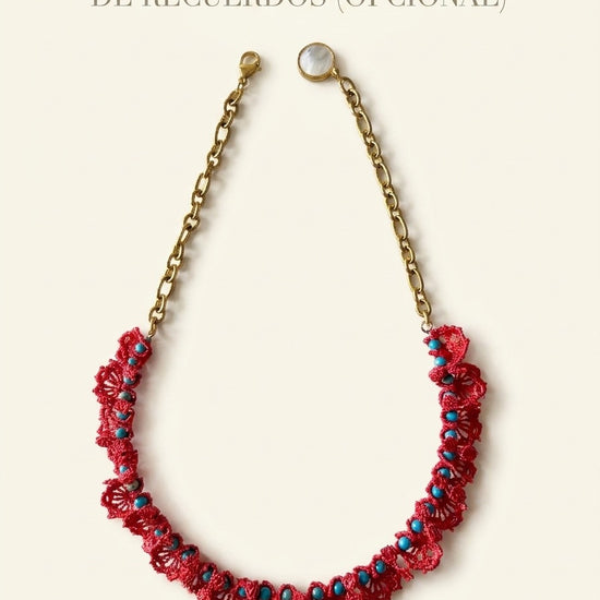 Collar rojo artesanal con detalles dorados y opción de cápsula de recuerdos Bravata
