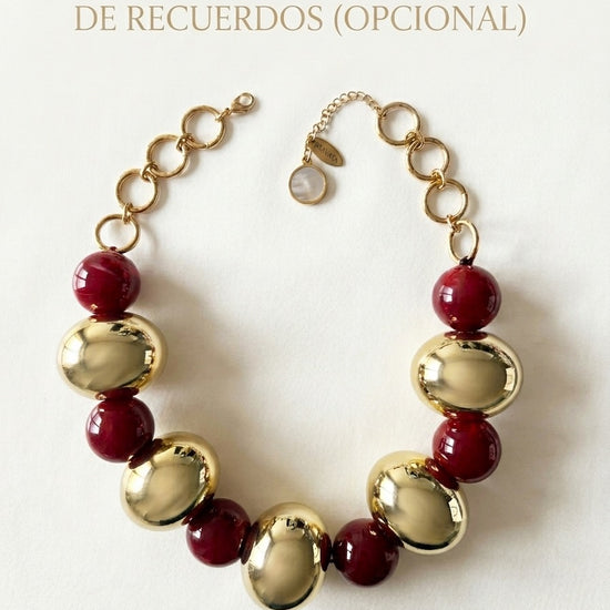 Collar rojo y dorado de gran volumen con diseño elegante y opción de cápsula de recuerdos Bravata
