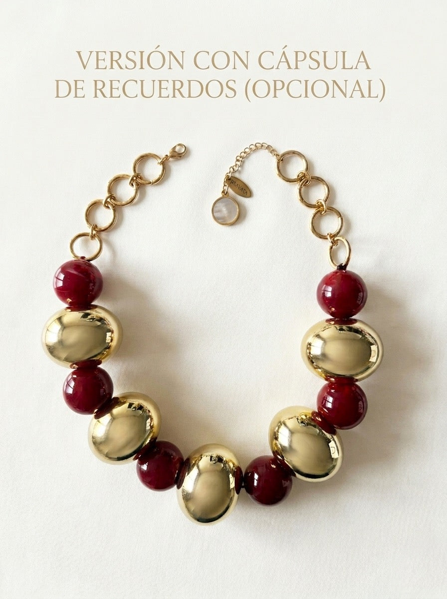 Collar rojo y dorado de gran volumen con diseño elegante y opción de cápsula de recuerdos Bravata