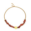 Collar de mujer con cuentas rojas y detalle de flor dorada diseño elegante y femenino