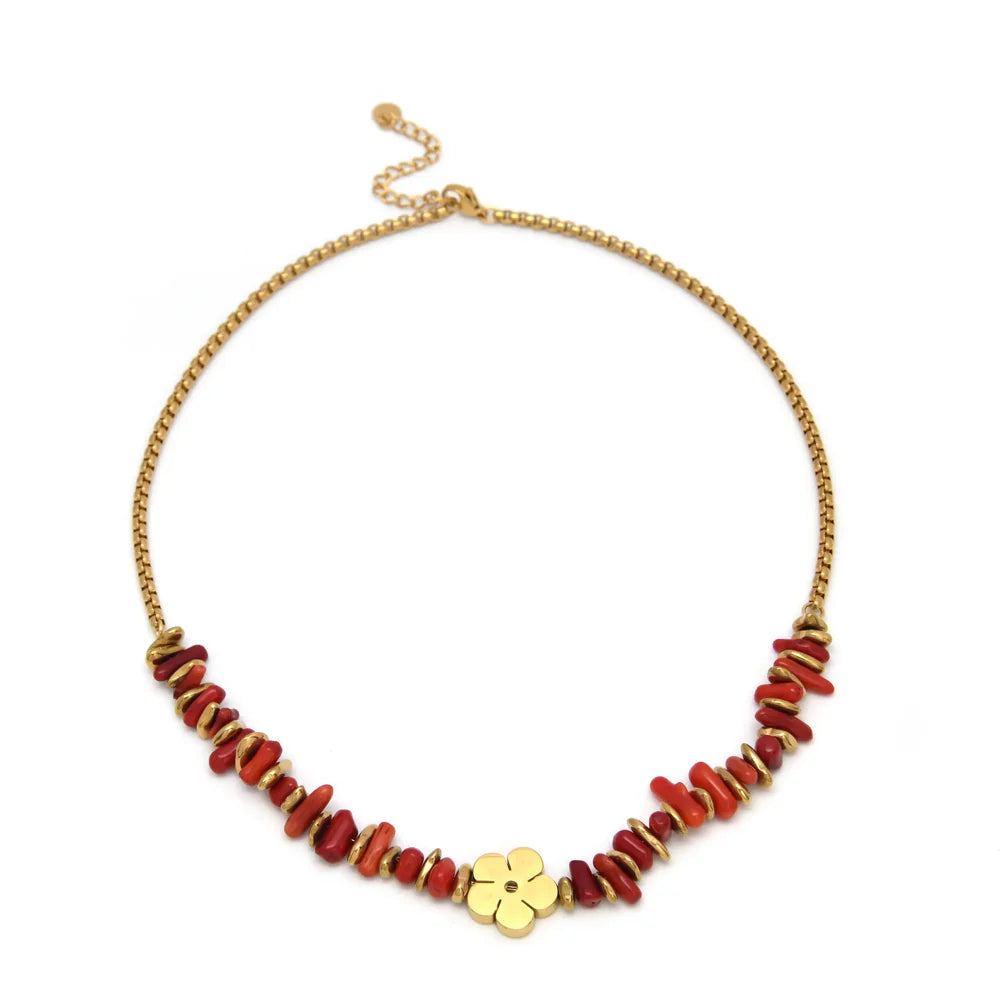 Collar de mujer con cuentas rojas y detalle de flor dorada diseño elegante y femenino