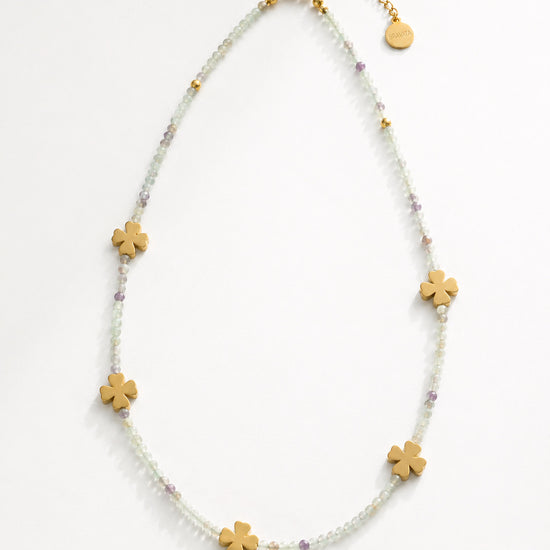 Collar con tréboles dorados y cuentas de colores suaves para mujer diseño delicado Bravata