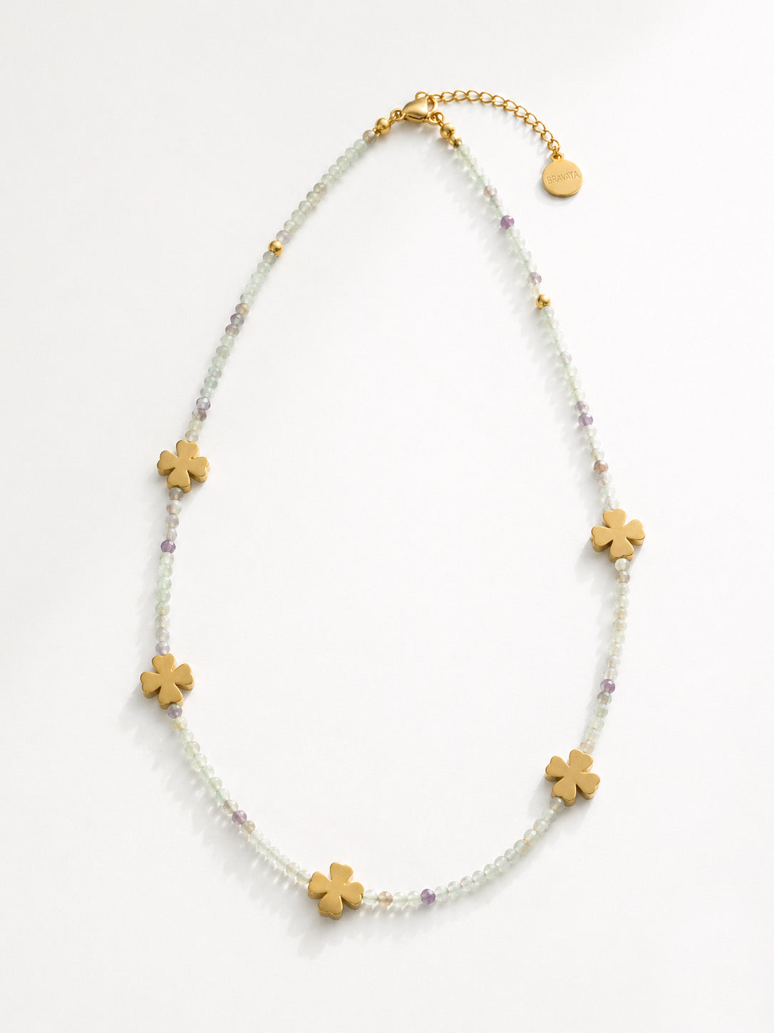 Collar con tréboles dorados y cuentas de colores suaves para mujer diseño delicado Bravata