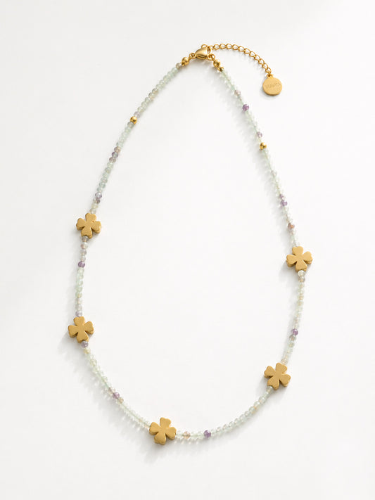 Collar con tréboles dorados y cuentas de colores suaves para mujer diseño delicado Bravata