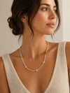 Collar con trébol dorado y cuentas de colores puesto en mujer estilo delicado y elegante Bravata