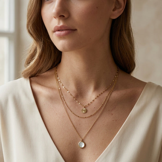 Collar triple cadena dorada con medallón y colgante Bravata