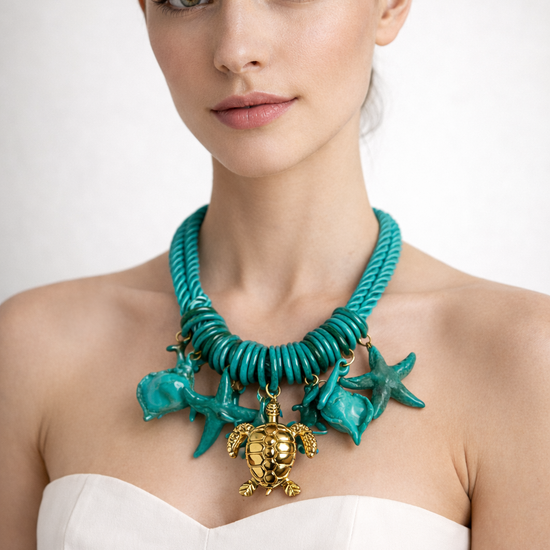 Mujer con collar verde de inspiración marina con colgantes de tortuga y estrellas estilo verano
