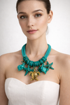 Mujer con collar verde de inspiración marina con colgantes de tortuga y estrellas estilo verano